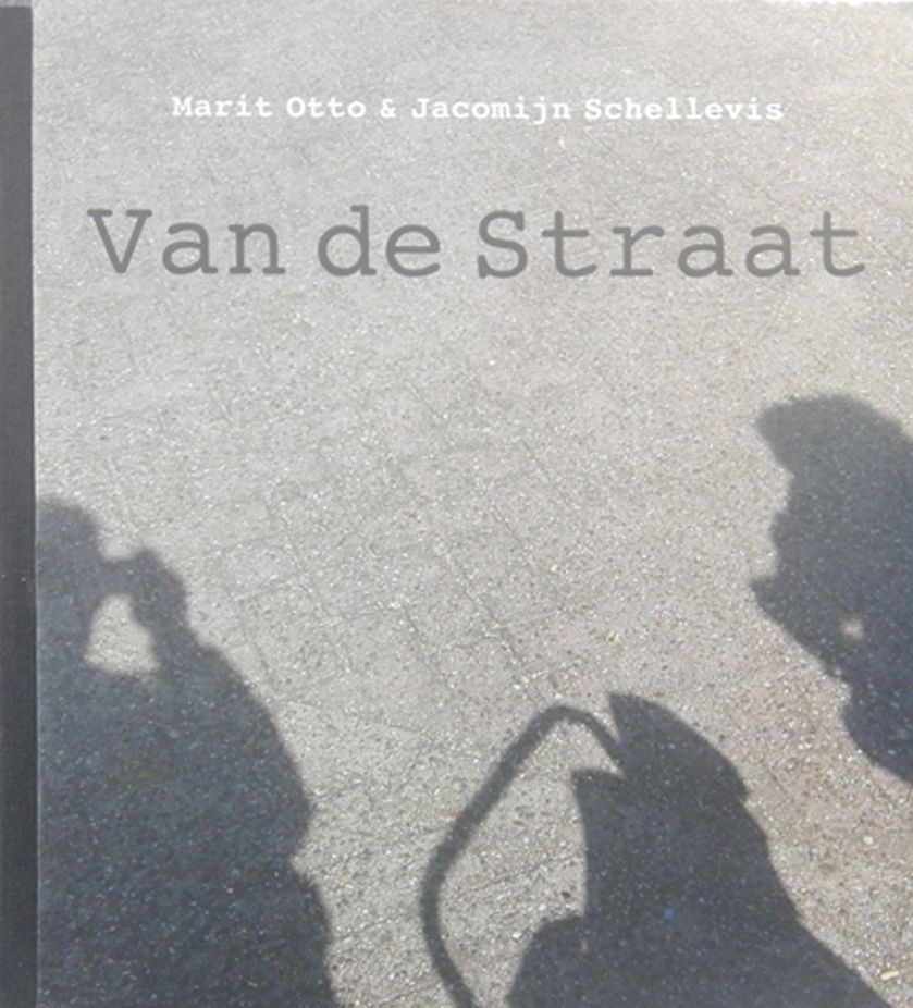 Van De Straat, boek over gelijknamige project Van de Straat. Zie ook werken met speciale groepen.