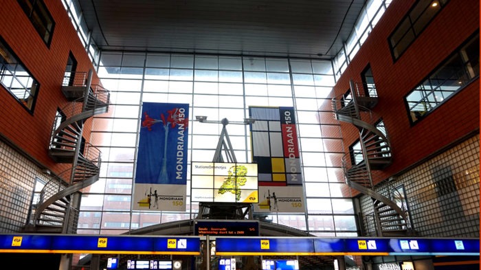 Banners op station NS Amersfoort - Mondriaan 150 jaar met logo MSTANDS4