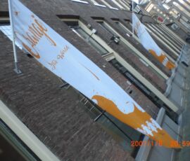 Banner voor Orange the World in opdracht van Vrouwen Caree, Zwolle