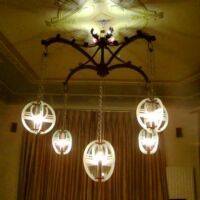 Opdracht particulier: Lamp ' Le Jannes' 2012 Co-productie met Mark van Enk. Klassieke sfeer en toch eigentijdse vormgeving. Materiaal: Gemoffeld en gelaserd RVS (Derlascon, Lelystad) en bestraalde glasplaten (Glasbedrijf de Jonge Zwolle) In samen werking met Mark van Enk.