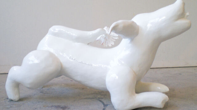 I Used to be So Inflatable But NowI’m More Concrete. Inflatable, gips, soepletters, plasticbloem en lakverf. Particulier bezit, Zwolle. Inflatable-dog-Marit-Otto