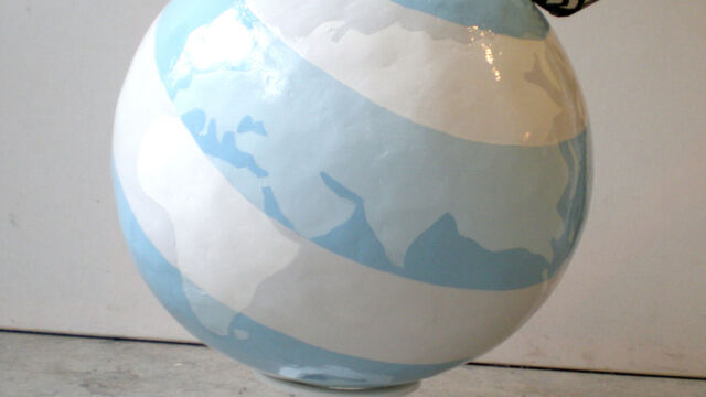 Is there life on Mars. Inflatable, gips, fondue onderstel, papierenbootjes en lakverf Is-there-life-on-mars-Marit-Otto