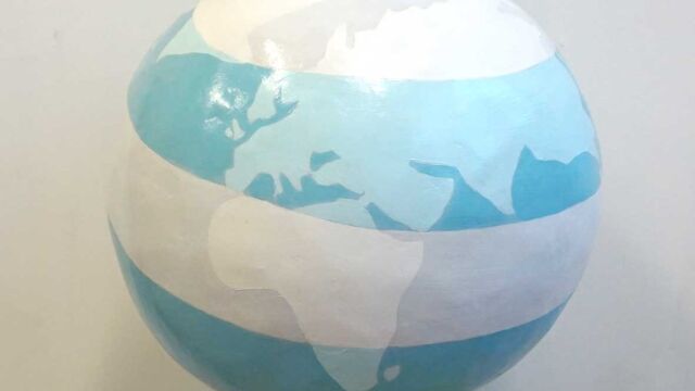 Is there life on Mars. Inflatable, gips, fondue onderstel, papieren bootjes en lakverf Is-there-life-on-mars-reprise-2019-Marit-Otto