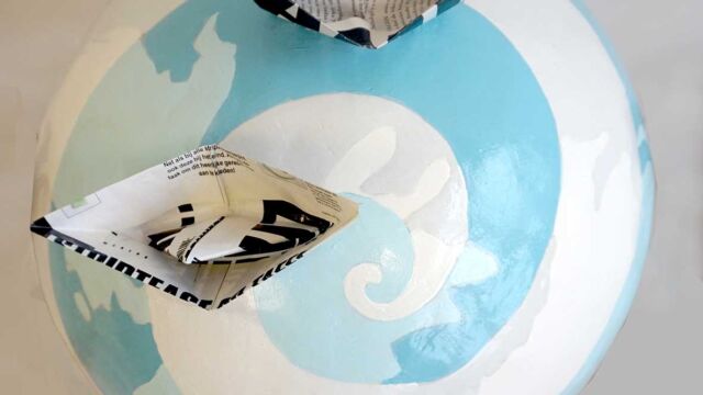 Is there life on Mars. Inflatable, gips, fondue onderstel, papieren bootjes en lakverf Is-there-life-on-mars-detail-reprise-2019-Marit-Otto