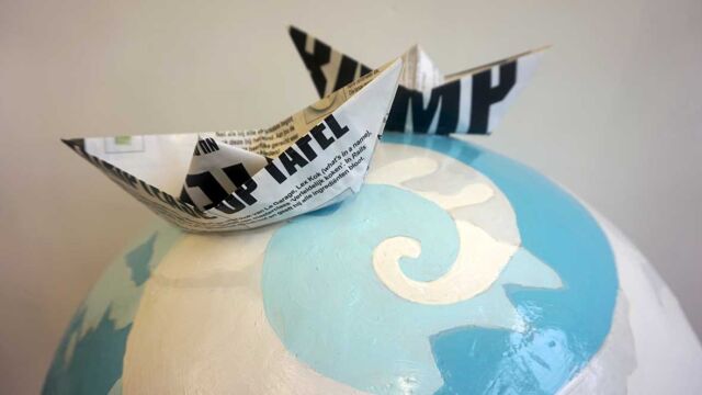 Is there life on Mars. Inflatable, gips, fondue onderstel, papieren bootjes en lakverf- Detail Is-there-life-on-mars-detail-reprise-2019-Marit-Otto