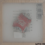 Think Coca Cola - Verbal no.49- UFO 15- Colablikje, QR code & plastic zak op houten constructie. Think Coca Cola - Verbal no.49- UFO 15-2019