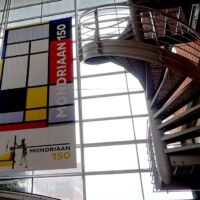 Banners op station NS Amersfoort - Mondriaan 150 jaar met logo MSTANDS4