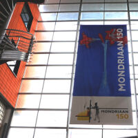 Banners op station NS Amersfoort - Mondriaan 150 jaar met logo MSTANDS4