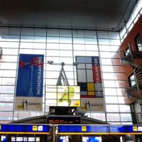 Banners op station NS Amersfoort - Mondriaan 150 jaar met logo MSTANDS4